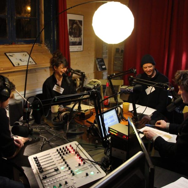 Coulisses: enregistrement de l'emission FM fictive du spectacle dans les studios de Radio Univers.